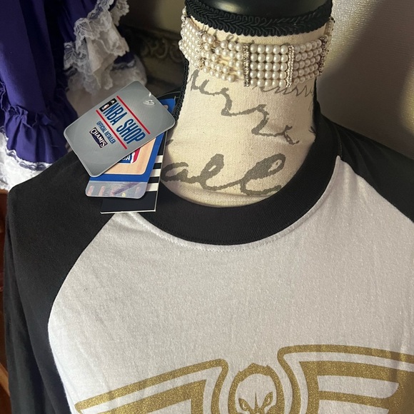 🖤 NWT ADIDAS NEW ORLEANS PELICANS NBA BASKETBALL WOMENS GOLD  SHIRT WHITE L - Picture 3 of 7